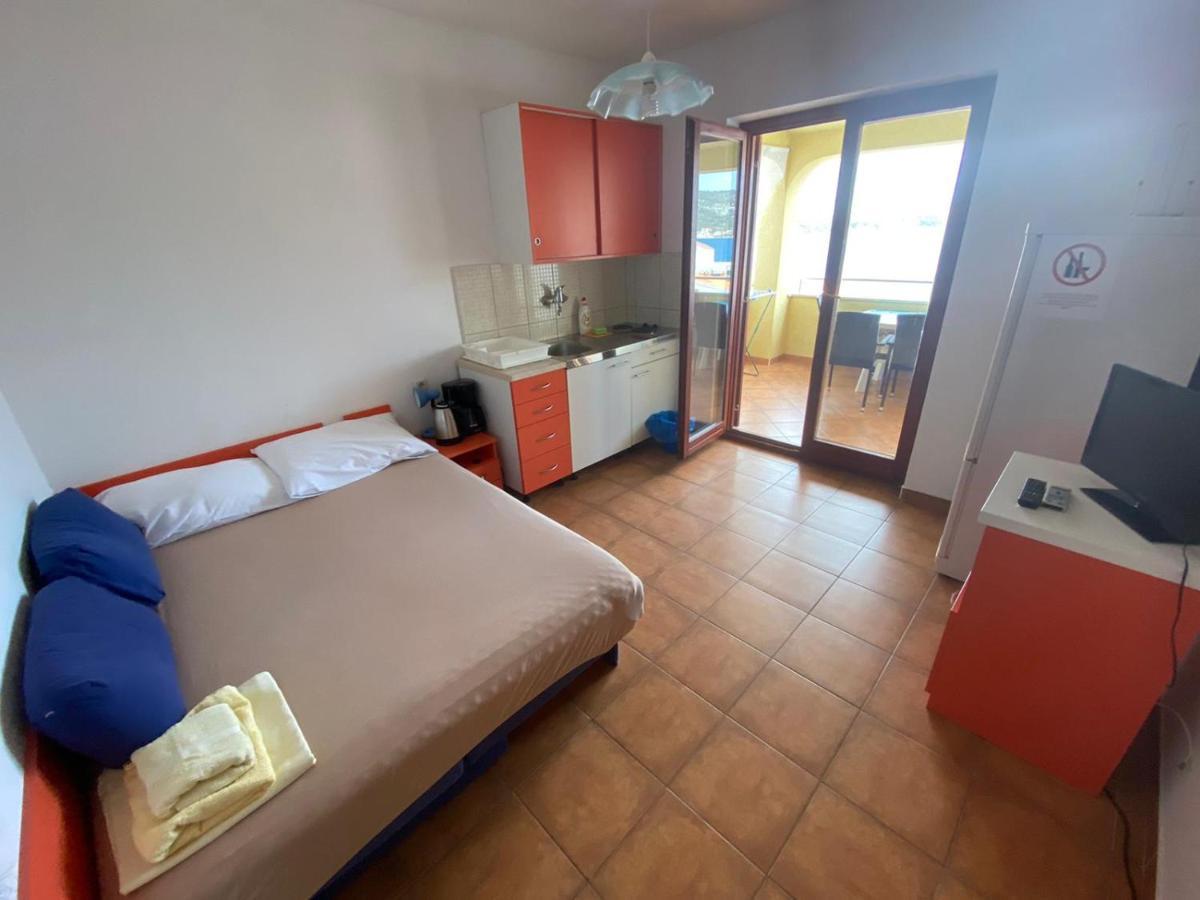 Apartments Viktor Rogoznica  Esterno foto